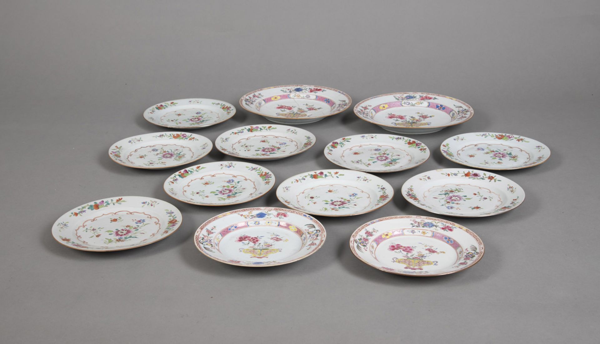 TWO LARGE AND ELEVEN SMALLER 'FAMILLE ROSE' EXPORT PORCELAIN DISHES - Image 2 of 3