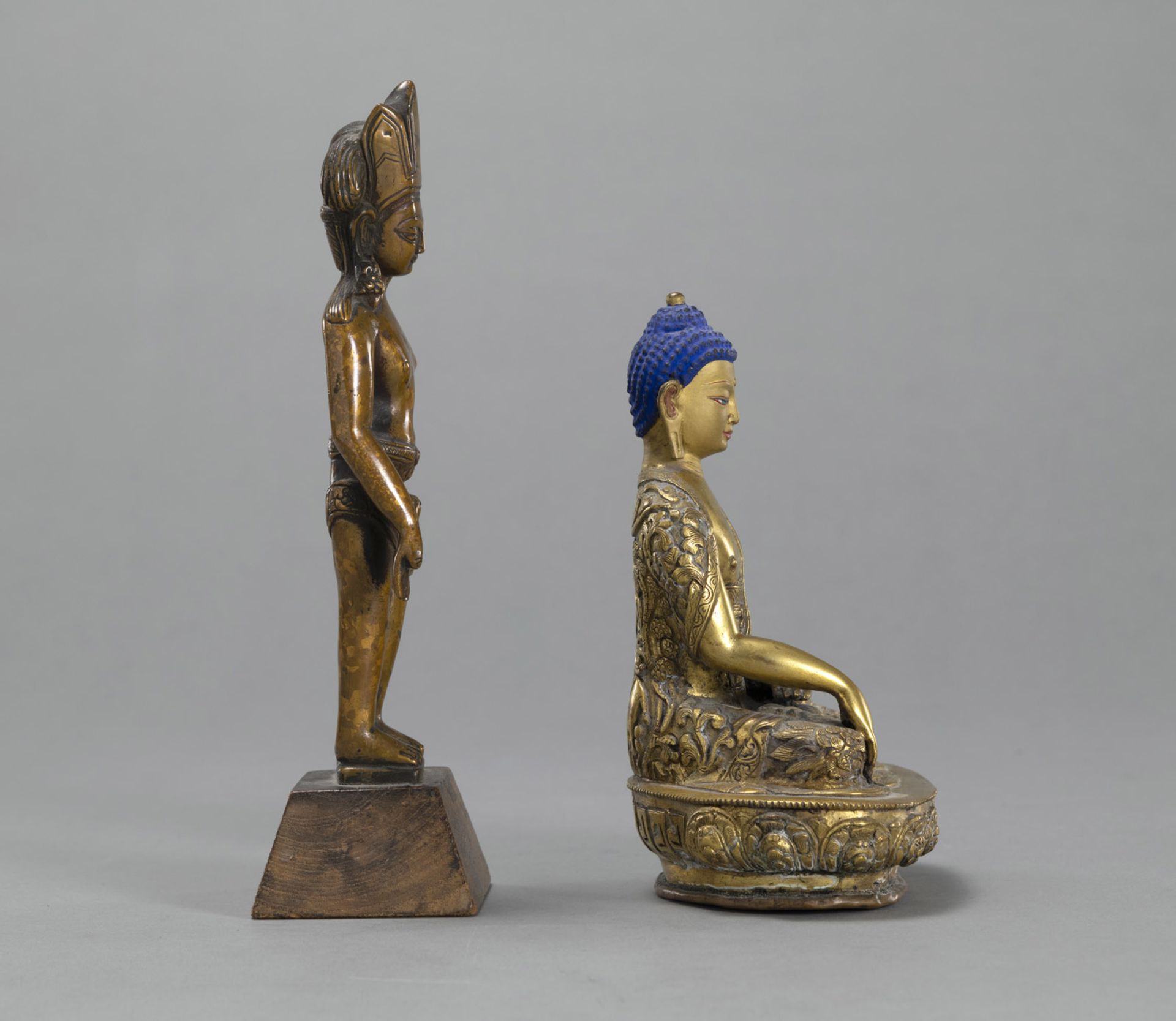 A GILT-BRONZE FIGURE OF BUDDHA SHAKYAMUNI AND A BRONZE FIGURE OF PADMAPANI IN EARLY STYLE - Image 2 of 5