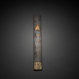 Kozuka aus Eisen mit Fliege, Inschrift und Siegel