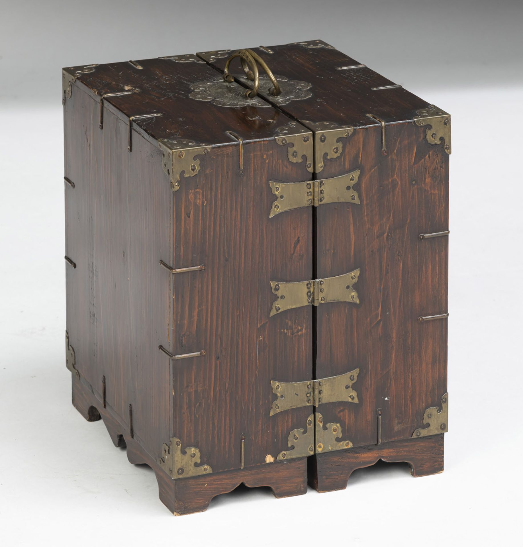 A SMALL PORTABLE WOODEN MEDICINE CABINET (YAKJANG) CONSISTING OF TWO PARTS CONNECTED WITH HINGES - Image 2 of 4