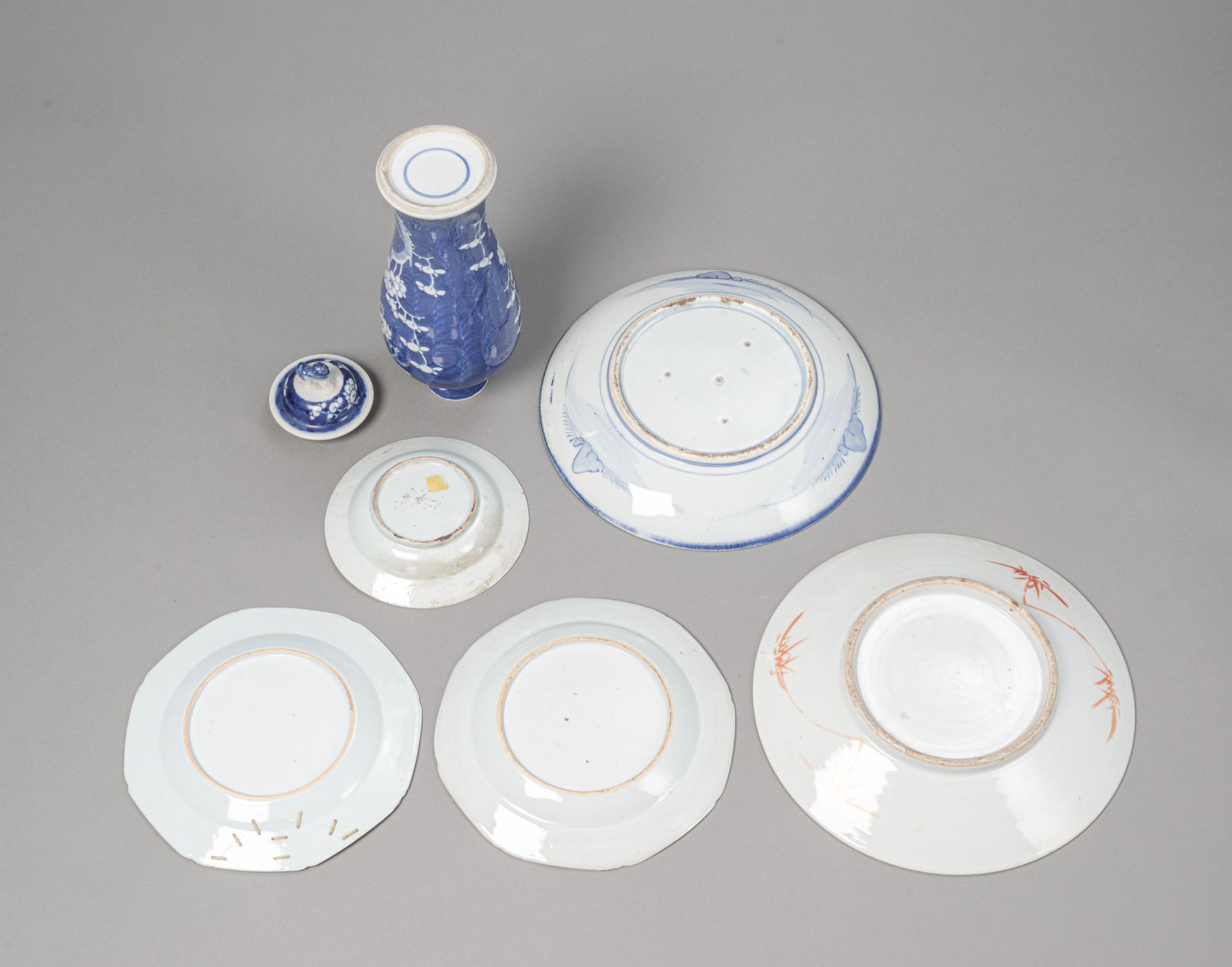 A CRACKLE-GLAZED RELIEF DRAGON VASE, A BLUE AND WHITE VASE AND COVER, AND FIVE PLATES - Image 2 of 7