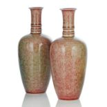 Paar Flaschenvasen mit 'Peachbloom'-Glasur aus Porzellan