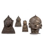 Vier Masken aus Bronze