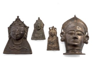 Vier Masken aus Bronze