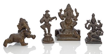 Vier kleine Bronzen des Krishna, Umamaheshvara, sitzender und krabbelnder Ganesha