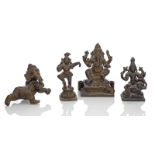 Vier kleine Bronzen des Krishna, Umamaheshvara, sitzender und krabbelnder Ganesha