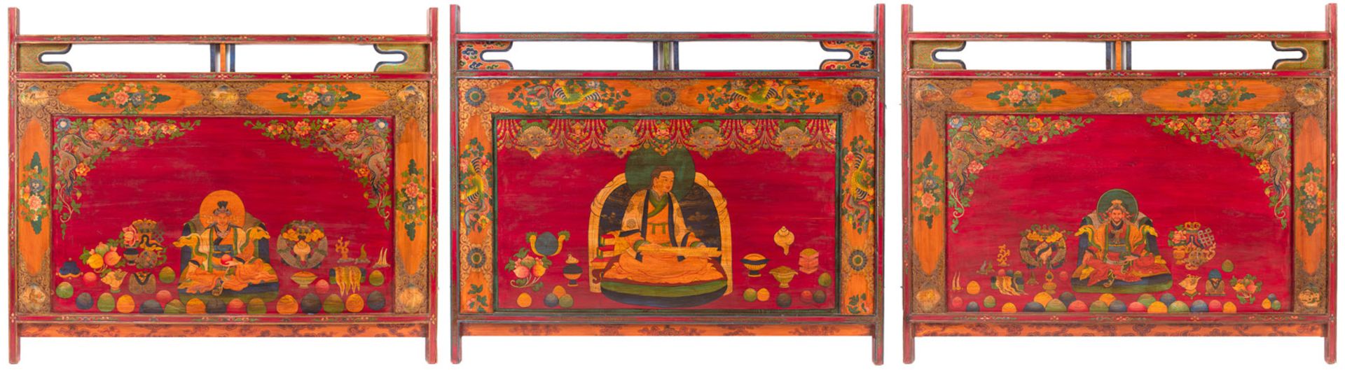 Drei teils vergoldete und polychrom bemalte Meditationsparavents mit Darstellungen von Mönchen