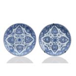 Paar seltene unterglasurblau dekorierte Rundschalen aus Porzellan mit Blütendekor