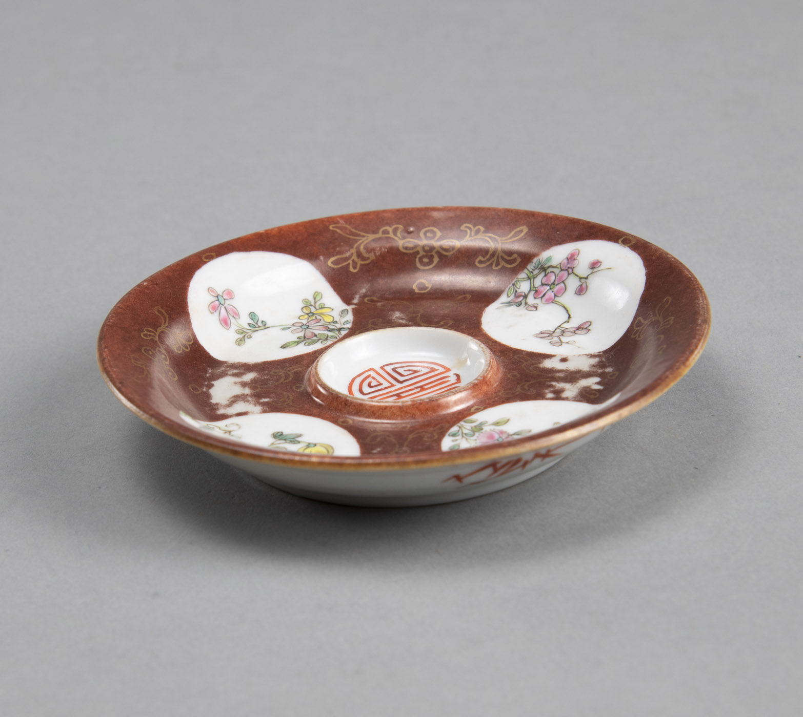 A SMALL REDDISH-BROWN GLAZED SAUCER WITH A 'SHOU' CHARACTER AND FOUR FLORAL MEDALLIONS IN POLYCHROM - Image 2 of 3