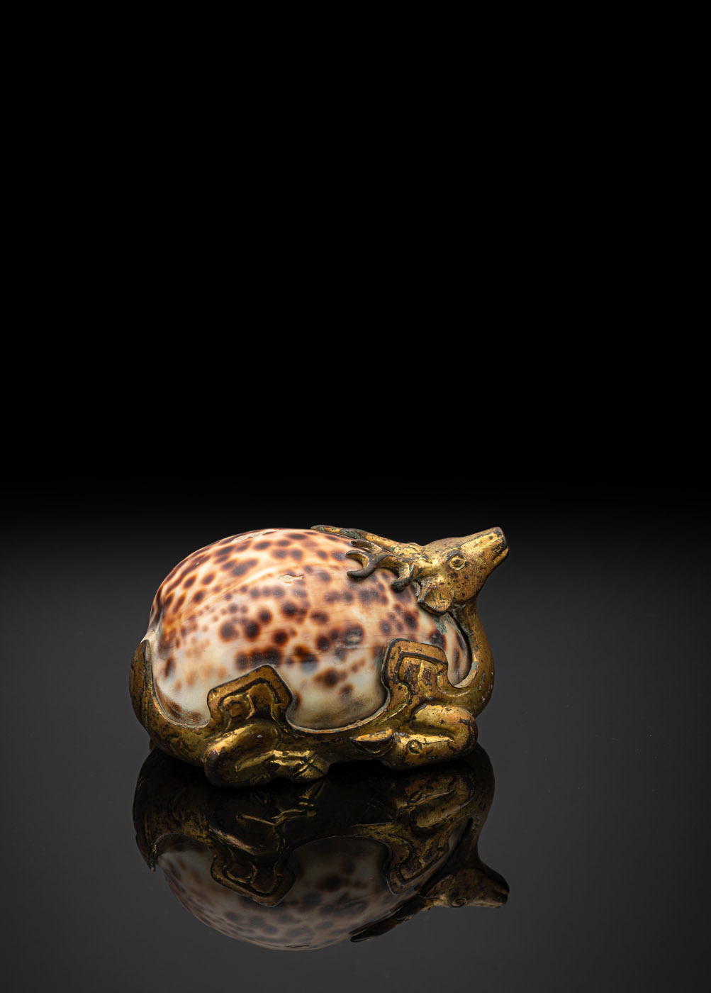 A RARE AND FINELY CAST GILT-BRONZE MOUNTED COWRIE SHELL STAG MAT WEIGHT - Image 3 of 10