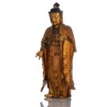 Lackvergoldete Holzfigur eines stehenden Bodhisattva