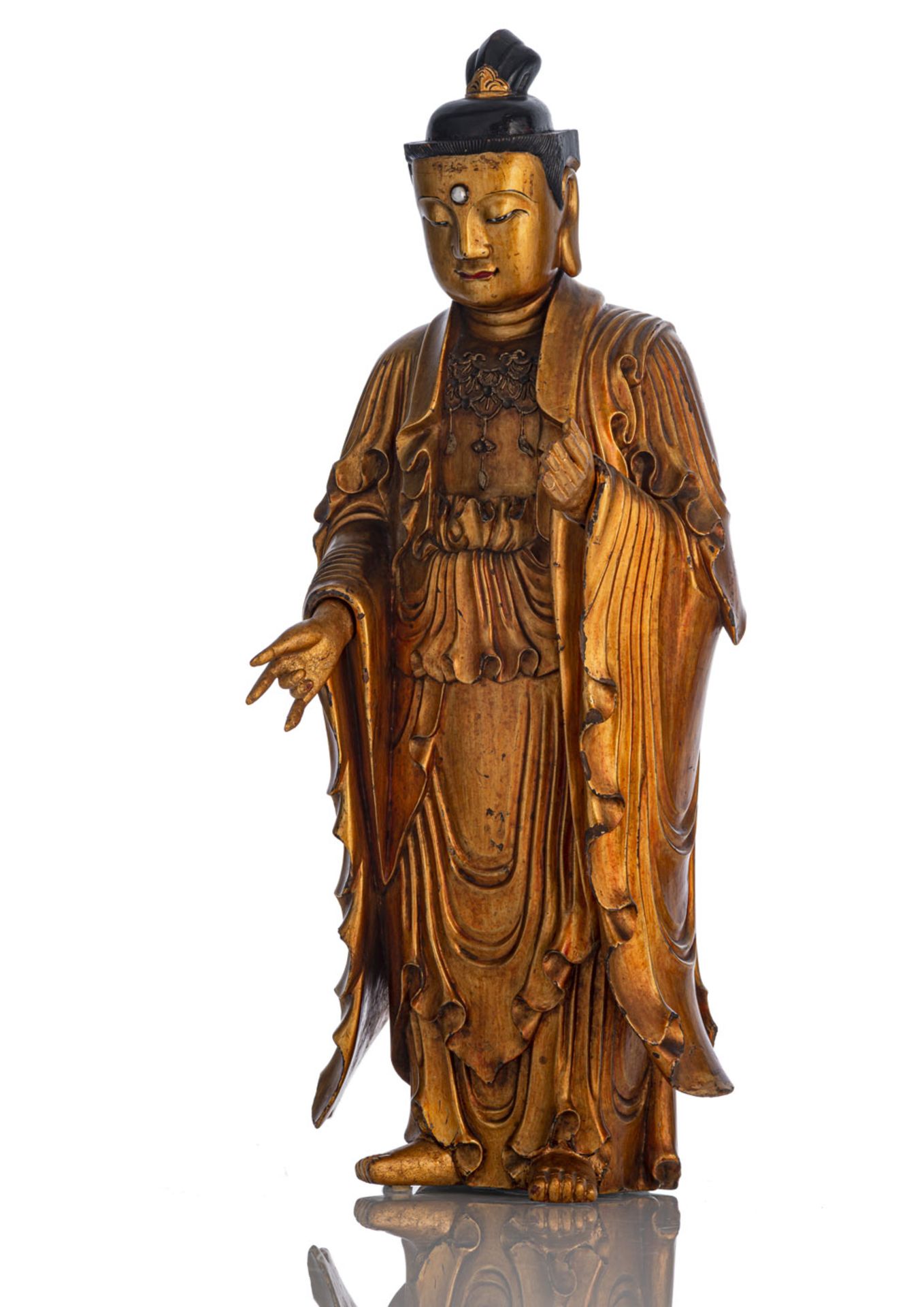 Lackvergoldete Holzfigur eines stehenden Bodhisattva