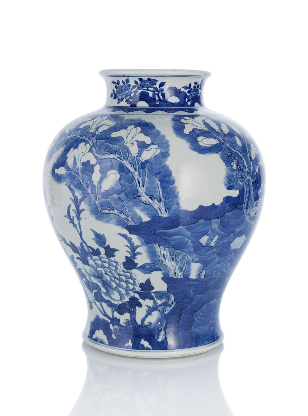 A LARGE UNDERGLAZE BLUE PORCELAIN VASE DEPICTING MAGNOLIA AND PEONY