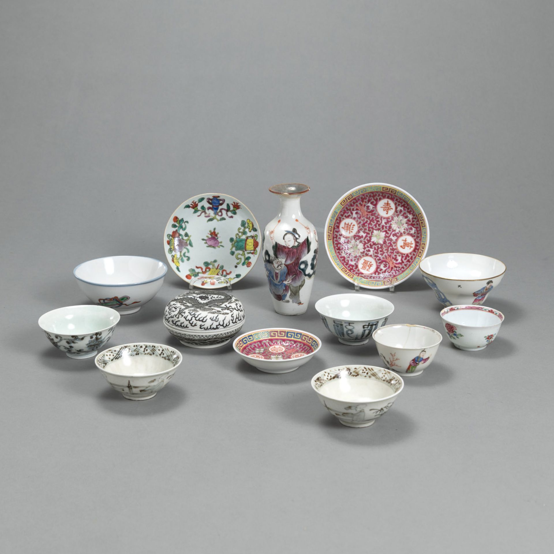 A GROUP OF POLYCHROME PORCELAIN BOWLS AND A BISCUIT DRAGON BOX WITH COVER