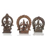 Drei Bronzen mit Darstellungen der Uma, des Vishnu mit Lakshmi und der Kali