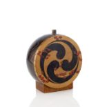 Netsuke einer Kröte auf einer Sandale aus braunem Holz