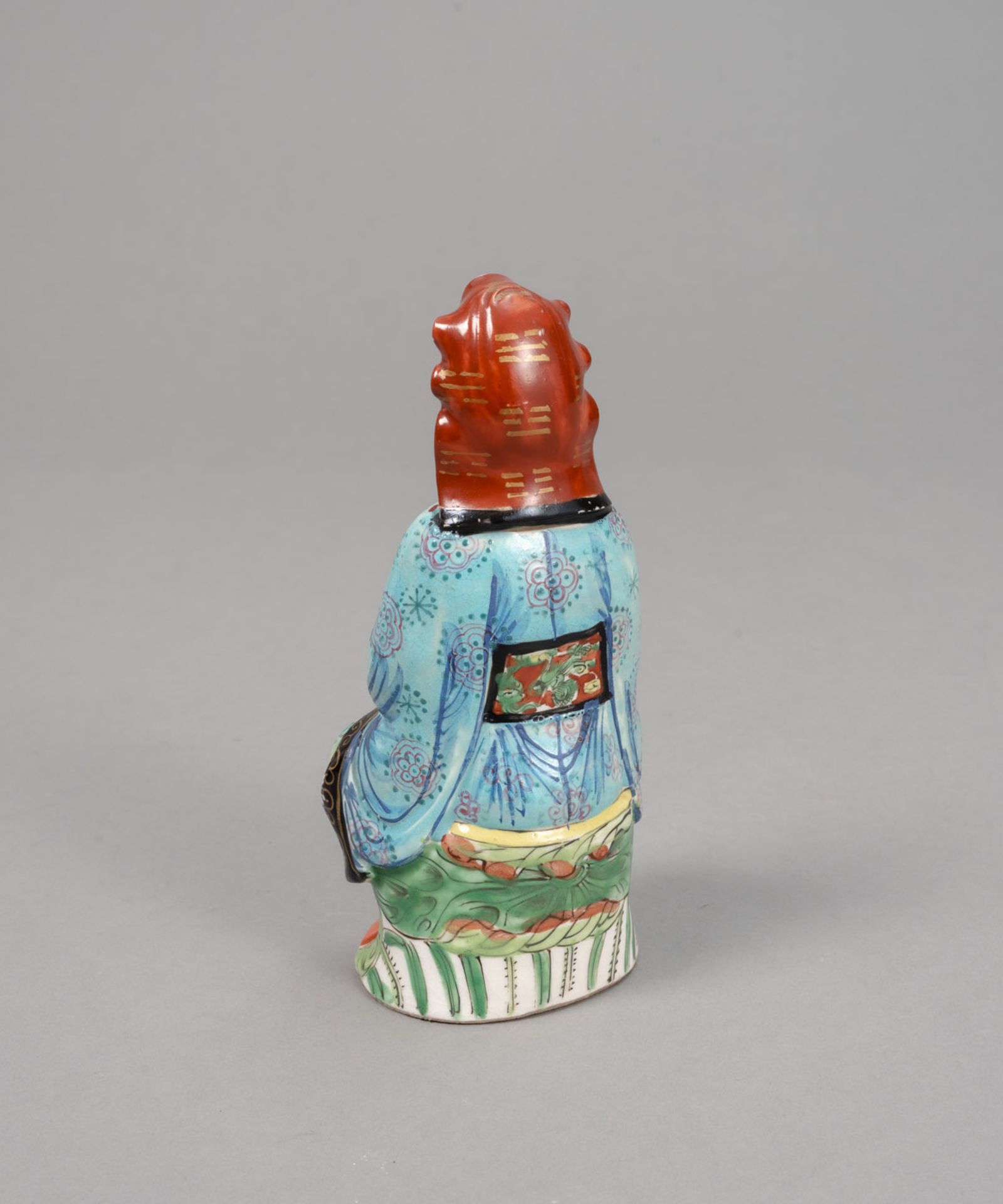 A 'FAMILLE ROSE' PORCELAIN FIGURE OF GUANYIN - Image 3 of 4