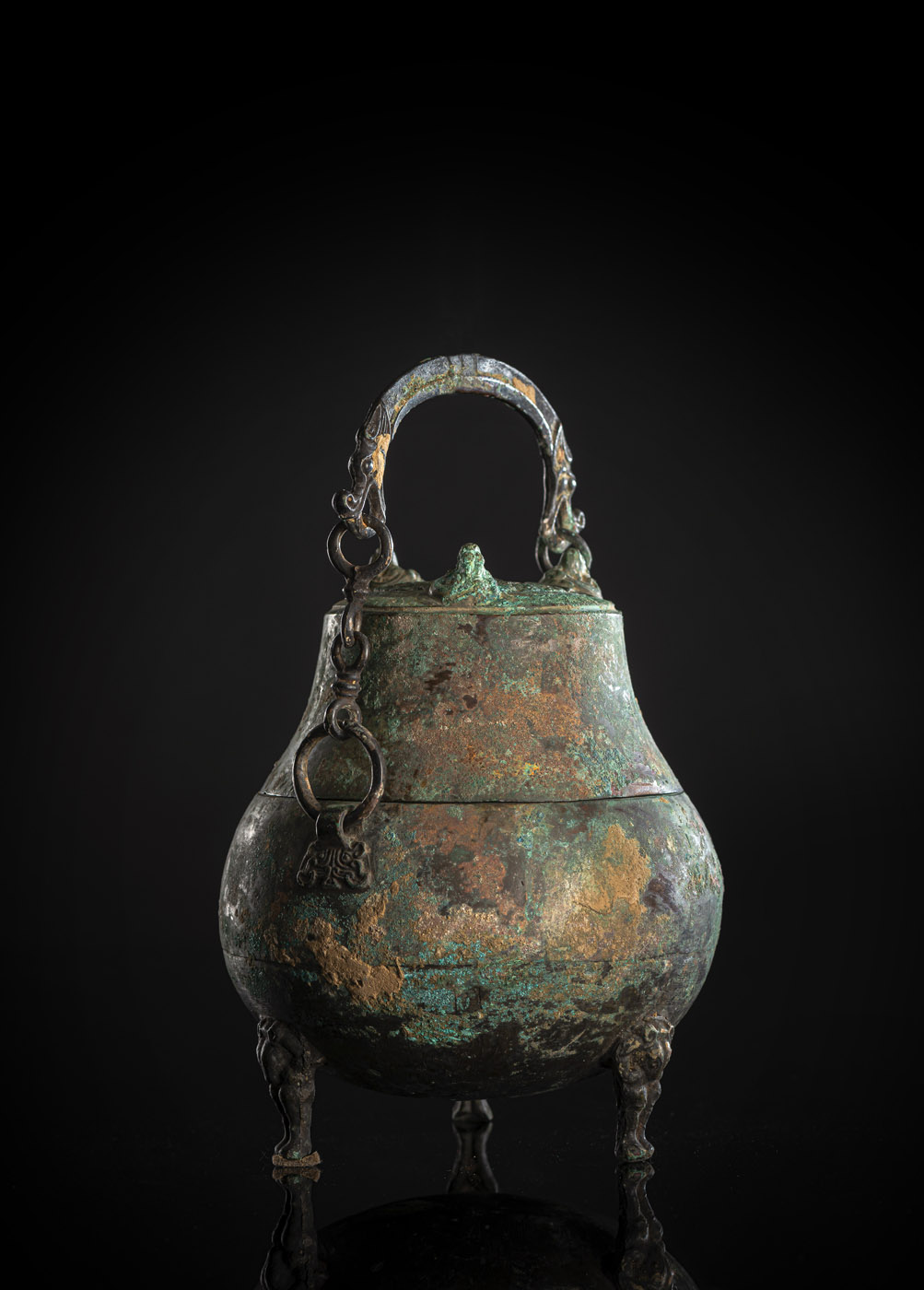 AN ARCHAIC BRONZE TRIPOD VESSEL AND COVER, DILIANG HU