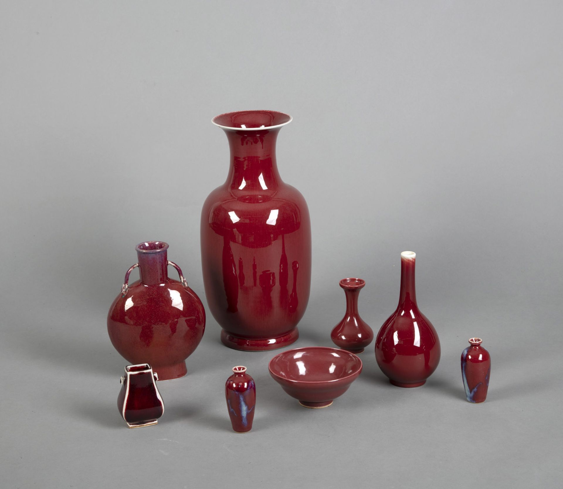Konvolut rot-glasiertes Porzellan, teils lavendelblau gefleckt: sieben Vasen und eine Schale - Bild 2 aus 4