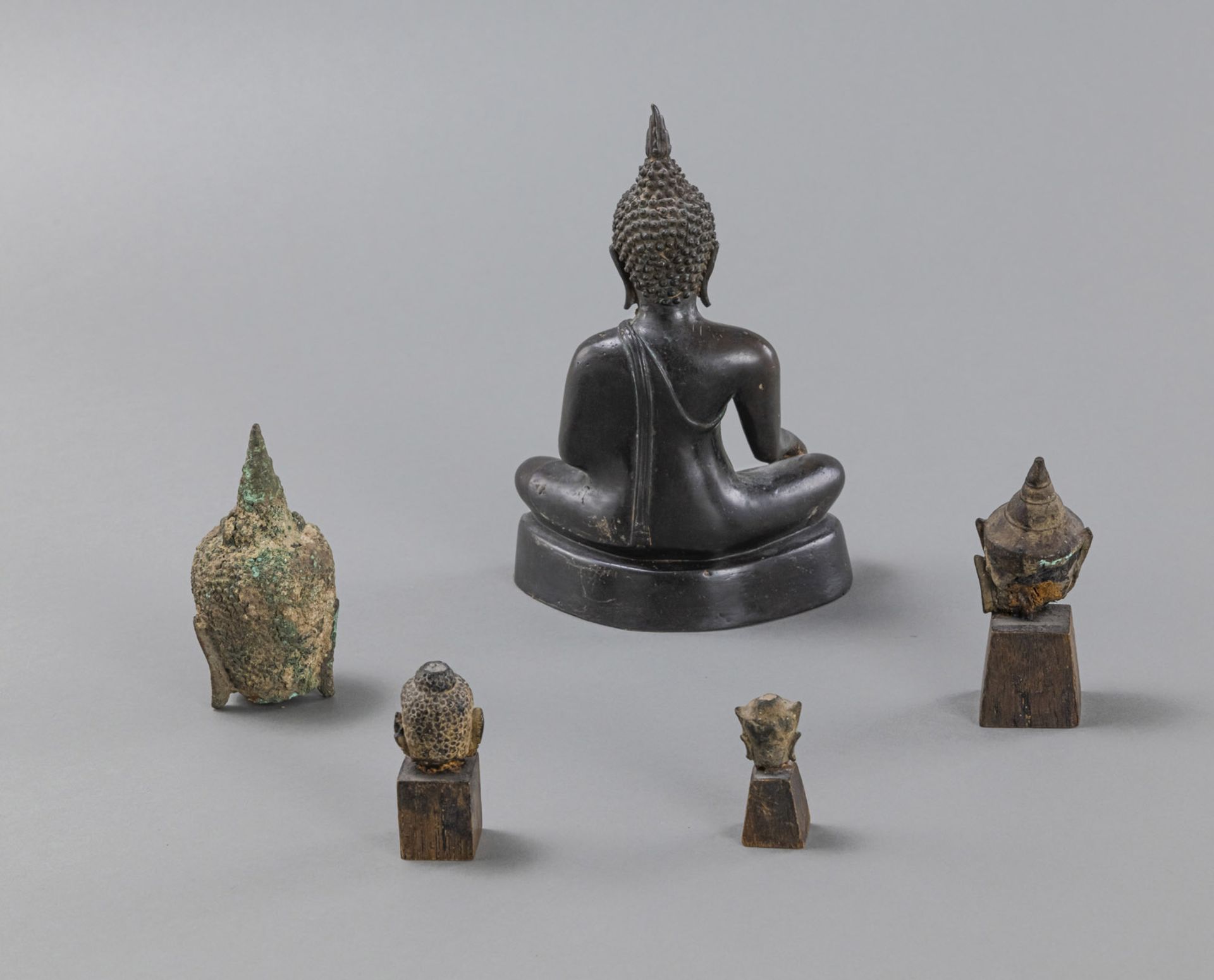 Bronze des Buddha und vier Buddhaköpfe - Bild 3 aus 4