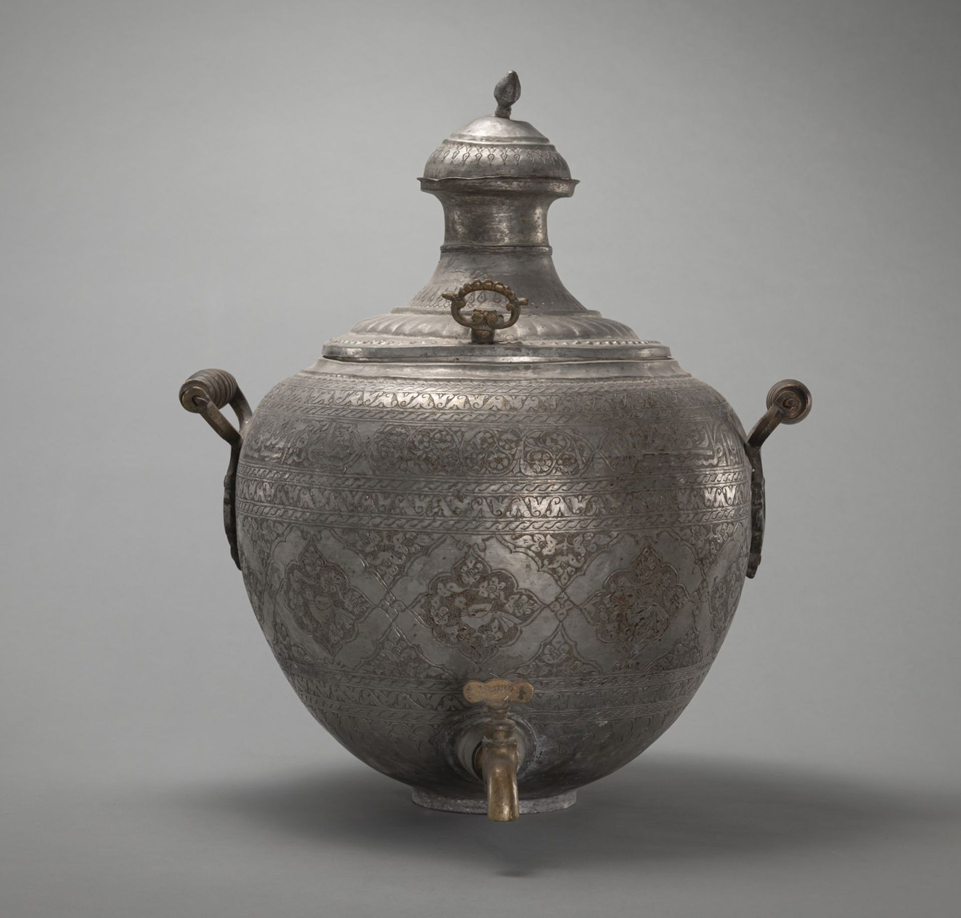 A TINNEND AND ENGRAVED SAMOVAR WITH WOODEN HANDLES - Image 2 of 4