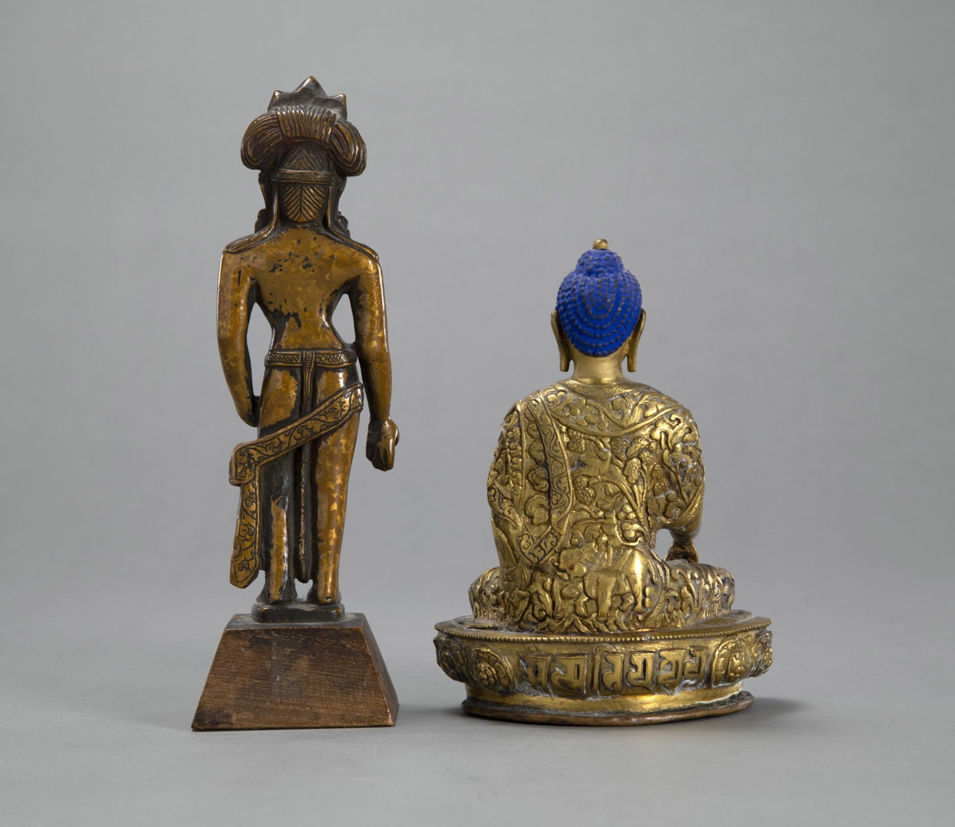 A GILT-BRONZE FIGURE OF BUDDHA SHAKYAMUNI AND A BRONZE FIGURE OF PADMAPANI IN EARLY STYLE - Image 3 of 5