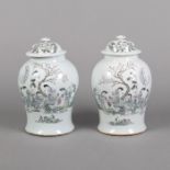 Paar 'qianjiangcai'-Deckelvasen mit eleganten Damen im Garten und Aufschrift