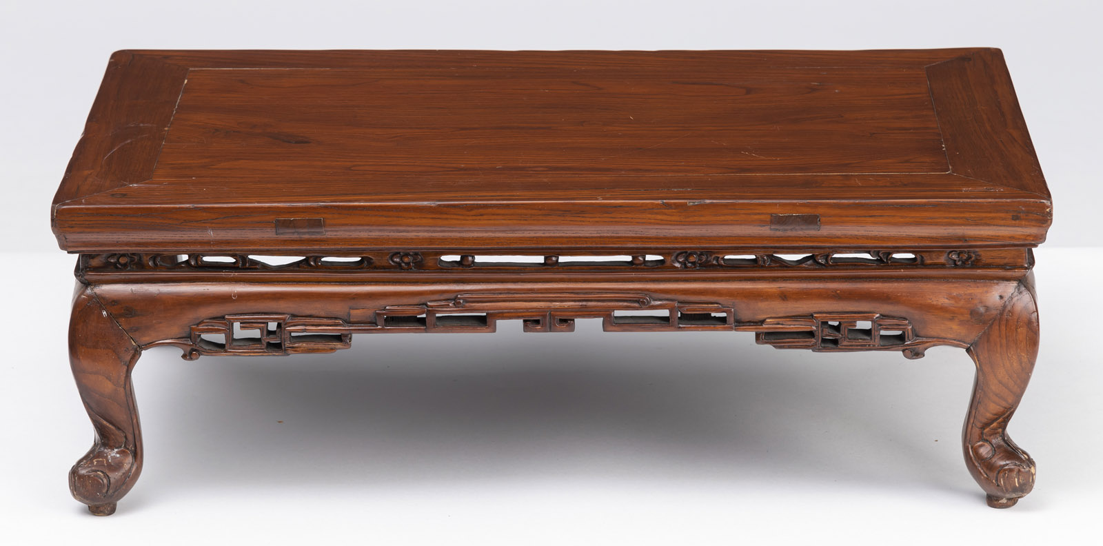 A WOODEN KANG TABLE WITH CURVED LEGS AND PARTLY IN OPENWORK CARVED APRONS - Image 4 of 5