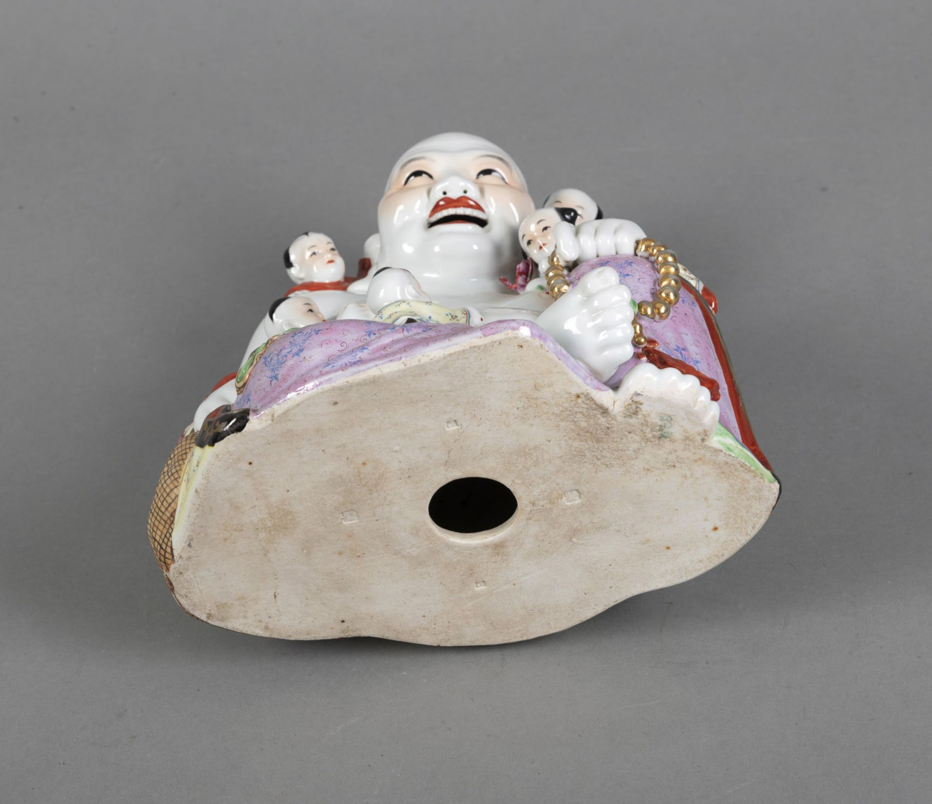 A 'FAMILLE ROSE' PORCELAIN FIGURE OF THE BUDAI WITH FIVE BOYS - Image 4 of 4