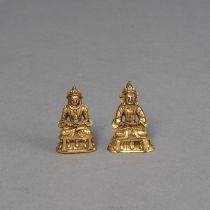 Zwei feuervergoldete Miniaturbronzen des Amitayus
