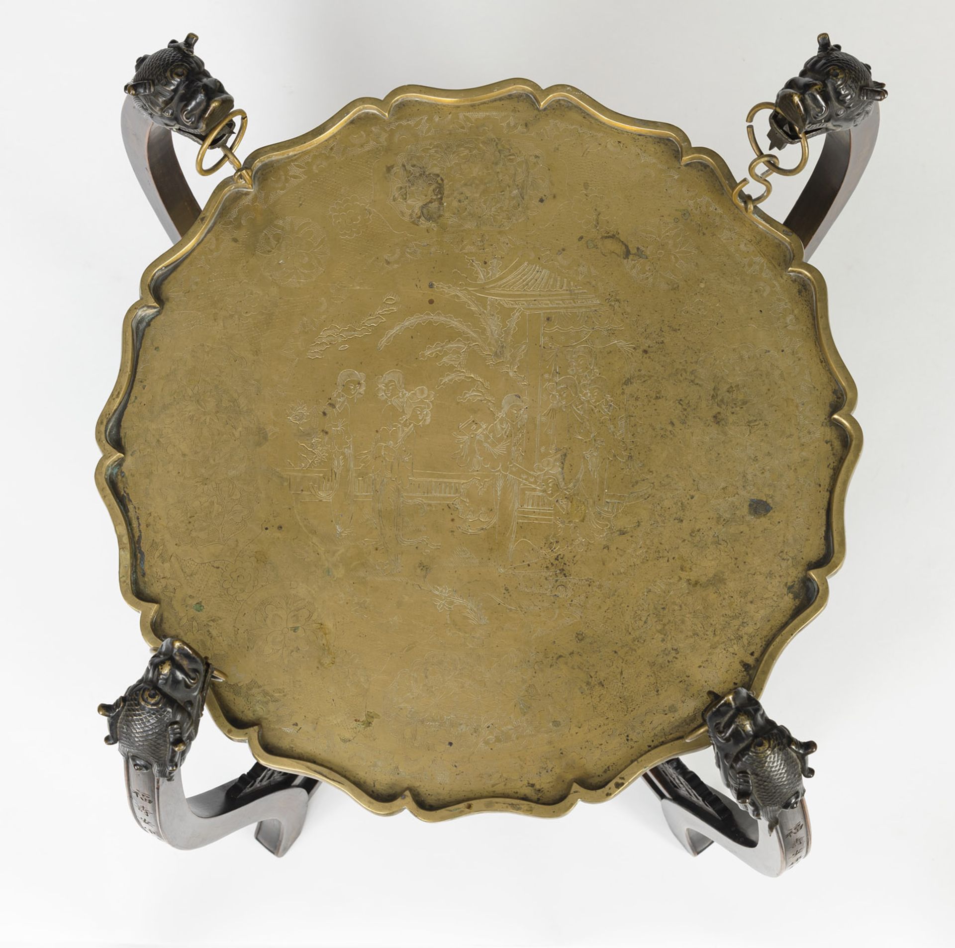A 'FU SHOU AN KANG (SHUANG)XI'-INSCRIBED SIDE TABLE WITH FLORIFORM BRASS TRAYS, INCISED WITH FIGURA - Image 5 of 6