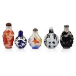 Fünf Snuffbottles aus Pekingglas mit Überfangdekor