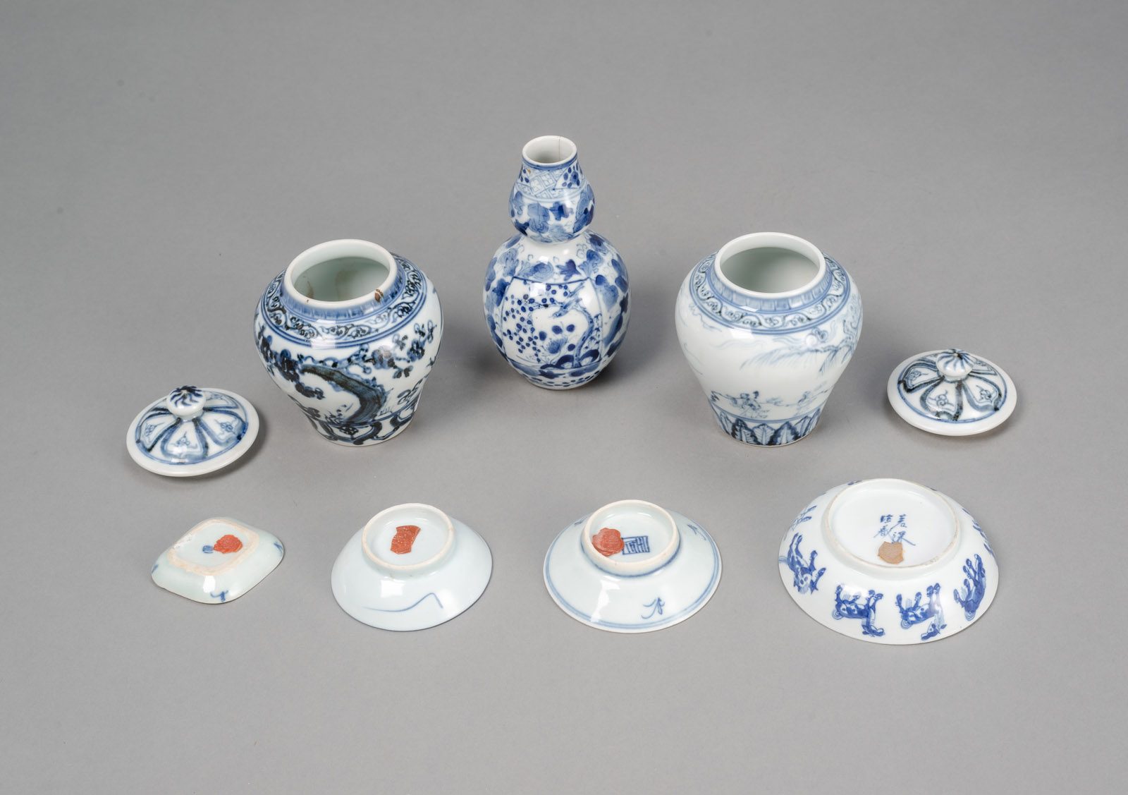 A GROUP OF BLUE AND WHITE PORCELAIN PIECES, E.G. TWO LIDDED VASES, ONE 'HULUPING', A HORSES DISH - Image 2 of 3