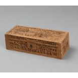 Deckelkasten aus Holz mit in Relief geschnitzter figuraler Szene