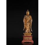 Figur eines Bodhisattva aus Holz mit Lackauflage und Vergoldung