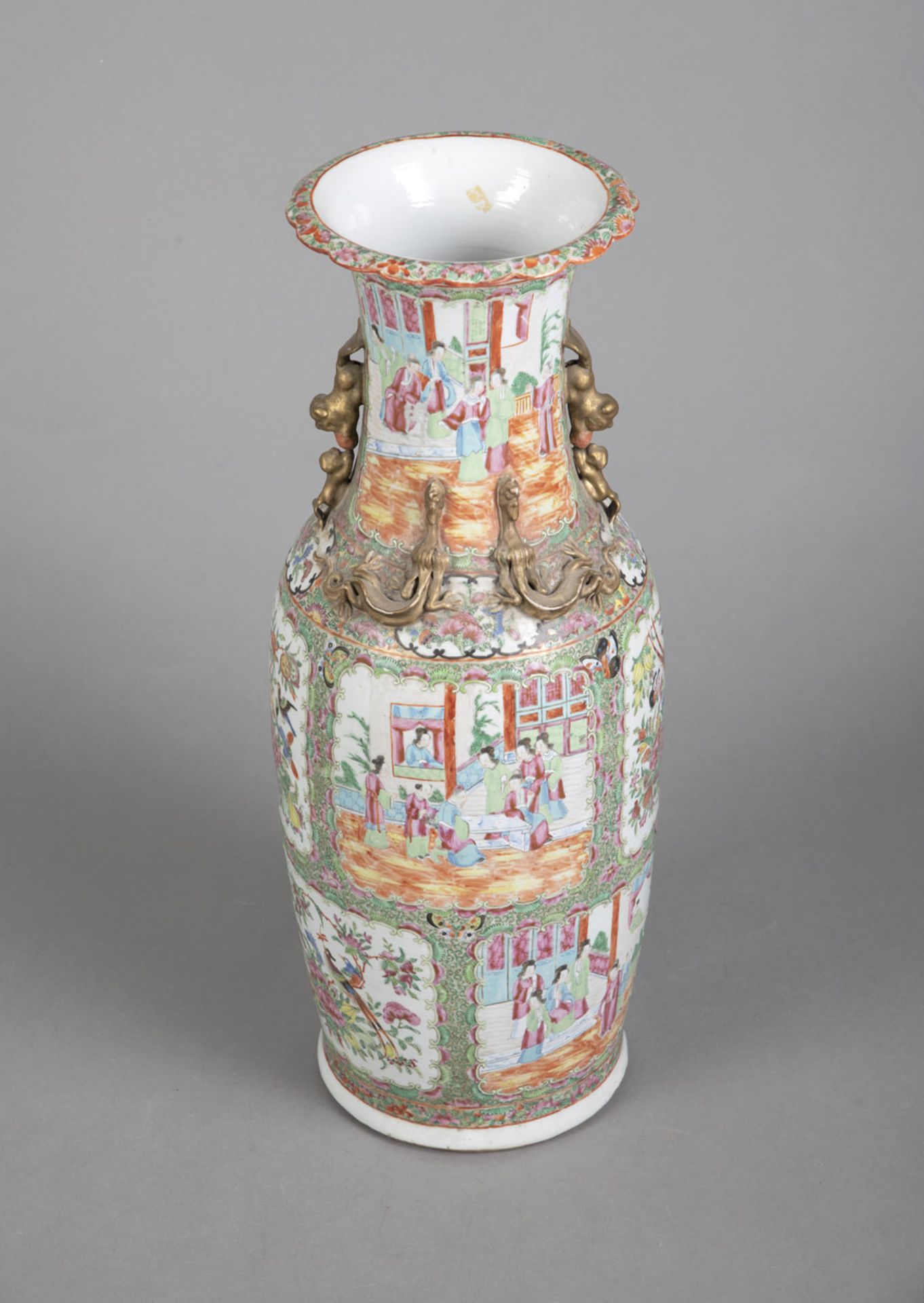 Porzellanvase mit blütenförmiger Lippe, 'Chilongs' in Relief und 'Famille rose'-Dekor - Bild 3 aus 4