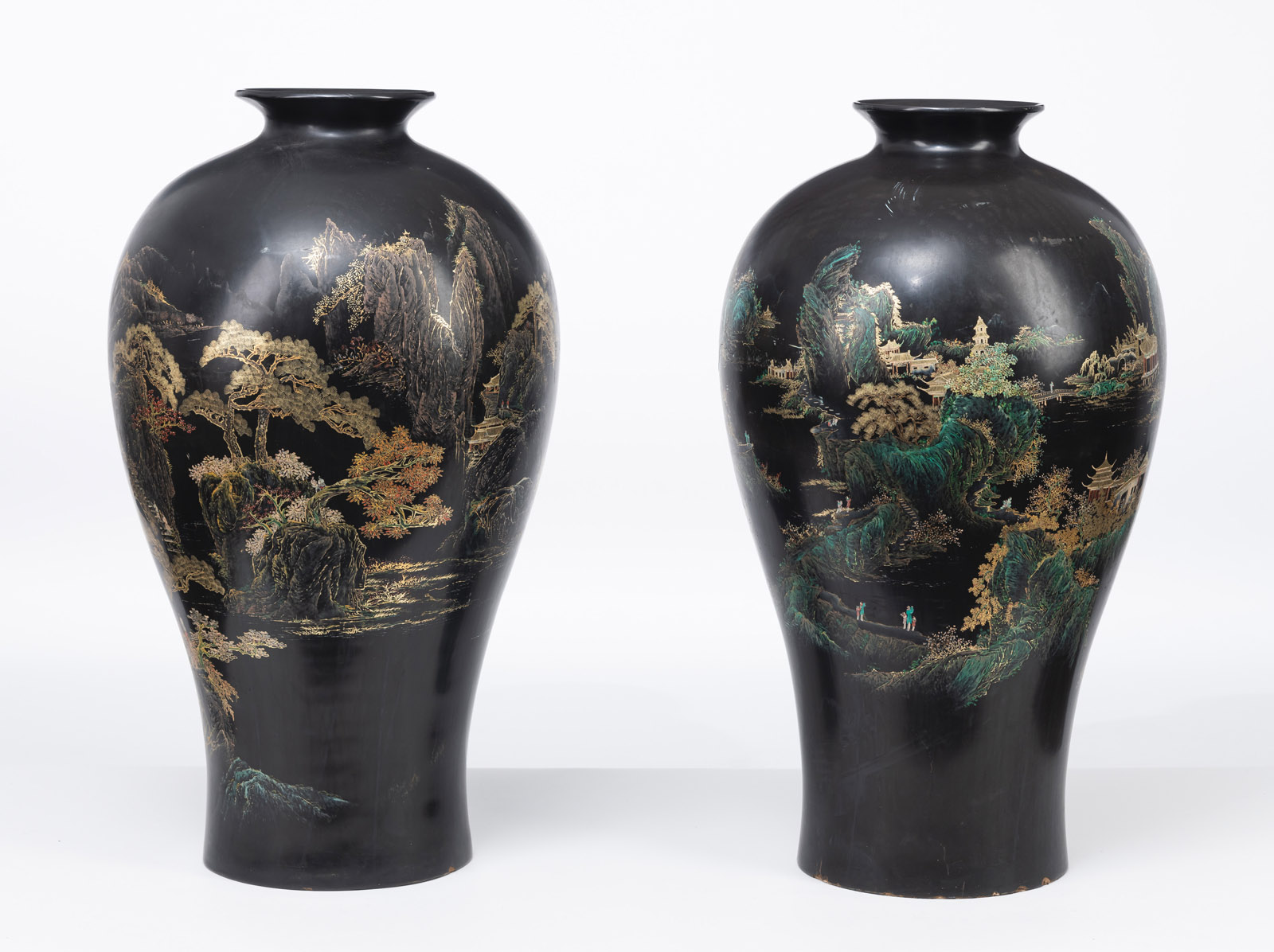 A PAIR OF LARGE GOLD- AND BLACK-LACQUER LANDSCAPE VASES, 'MEIPING' - Image 2 of 6