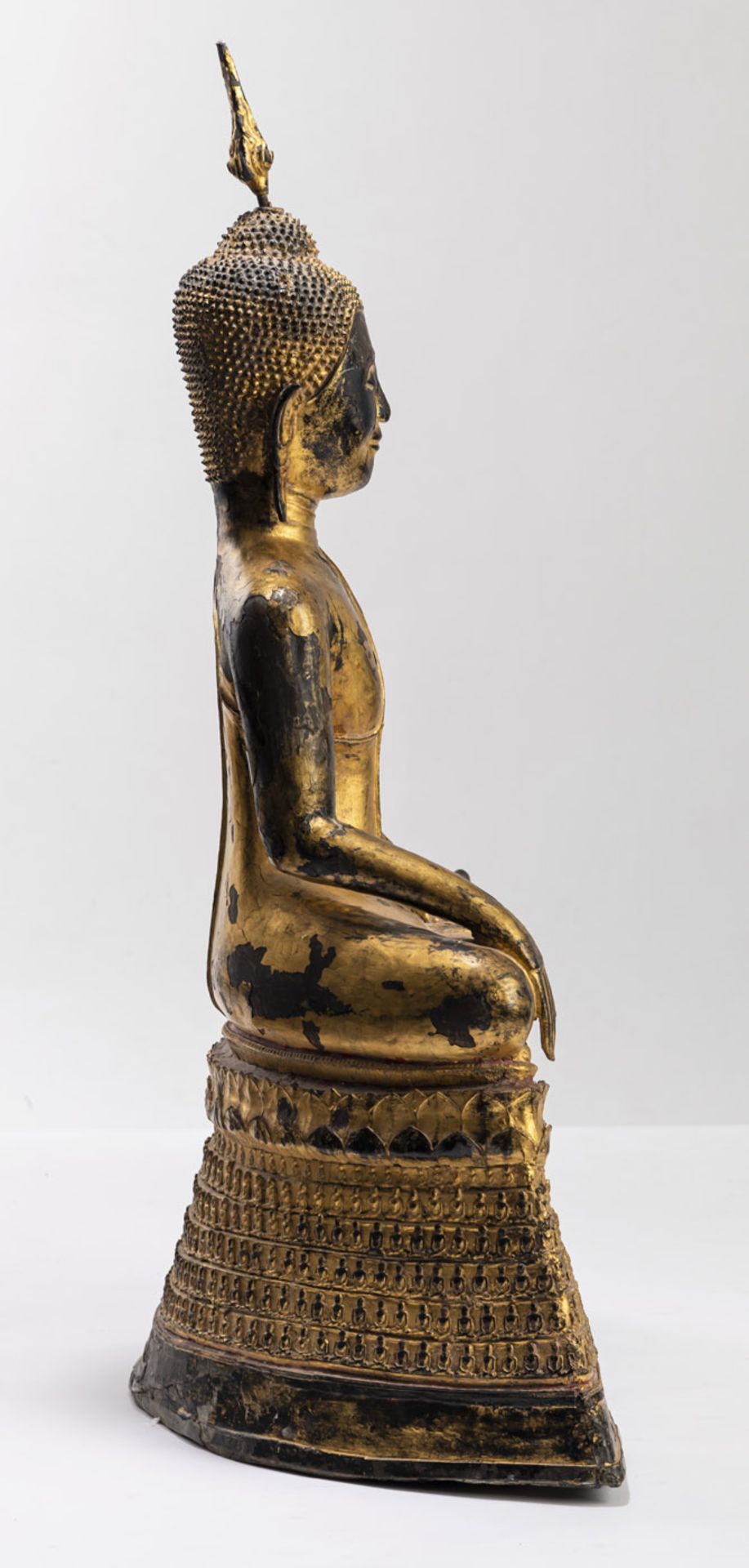 A GILT- AND RED-LACQUERED BRONZE FIGURE OF BUDDHA SHAKYAMUNI - Image 7 of 7