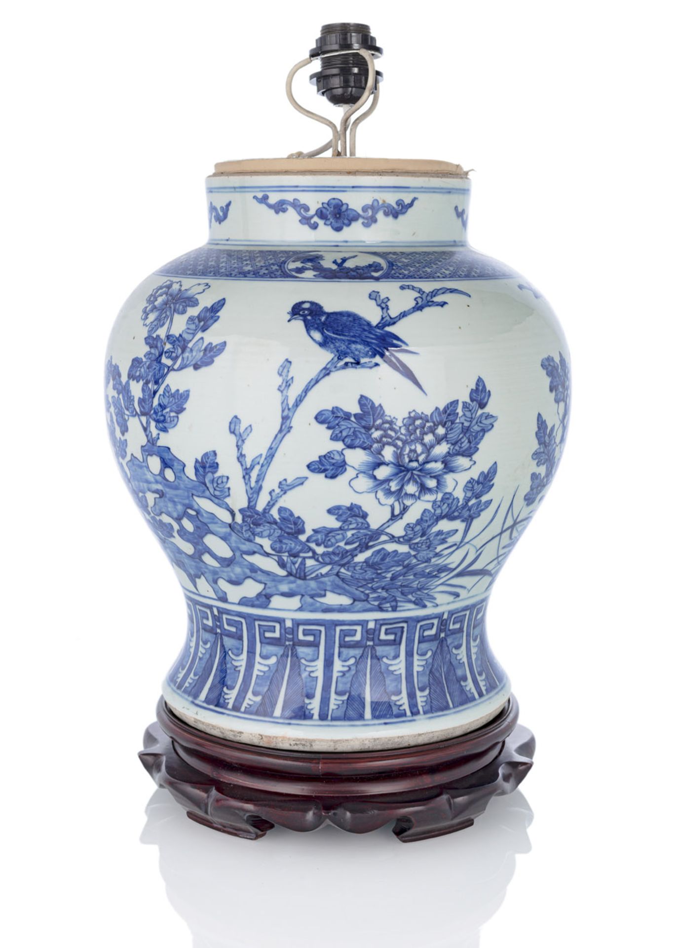 A LARGE UNDERGLAZE BLUE PORCELAIN VASE WITH BIRDS AND FLOWERS DECORATION