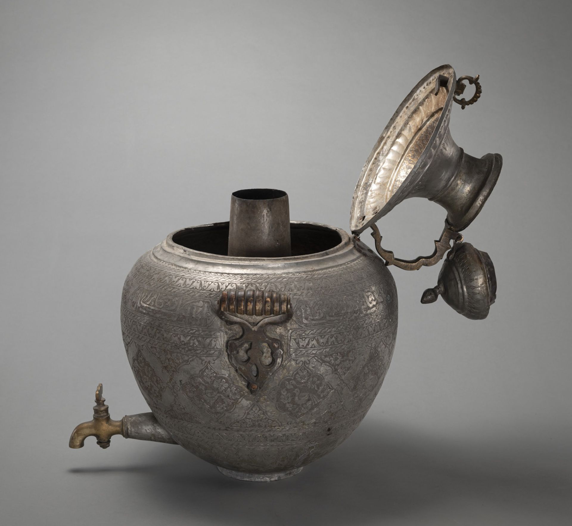 A TINNEND AND ENGRAVED SAMOVAR WITH WOODEN HANDLES - Image 3 of 4