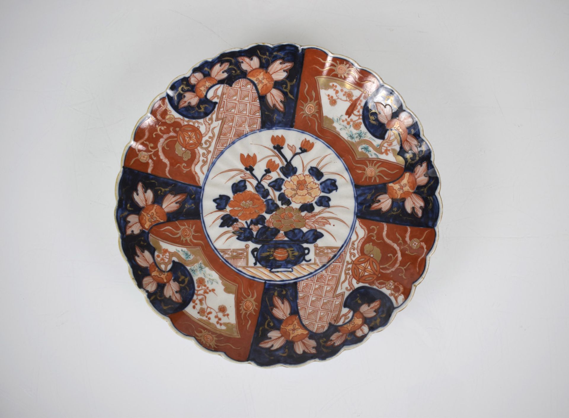 Zwei Cloisonné-Teller, ein blütenförmiger Imari-Porzellanteller und eine Imari-Vase - Bild 2 aus 7