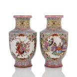 Paar feine 'Famille rose'-Vasen mit Theater- und Romanszenen in Reserven zwischen Blüten dekoriert