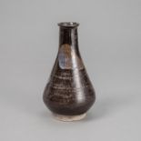 Vase aus Irdenware mit dunkelbrauner Glasur und dekorativem 'Splash'-Dekor in bläulichen Tönen