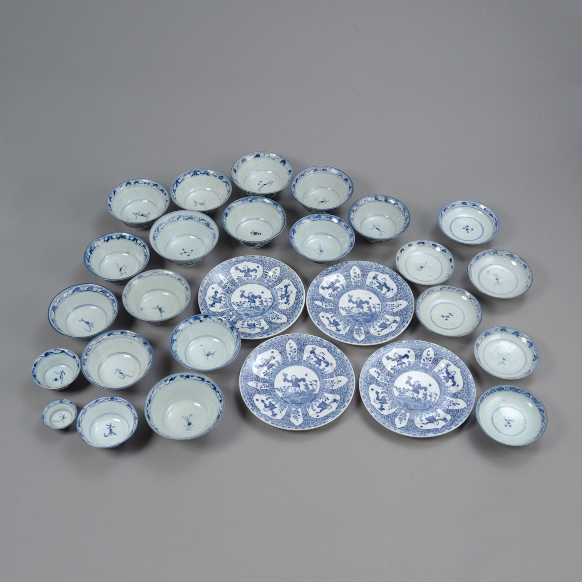 A GROUP OF UNDERGLAZE-BLUE PORCELAINS: 24 BOWLS OF VARIOUS SIZES AND FOUR DISHES