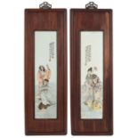 Zwei Holzpaneele mit 'famille rose'-Porzellanplatten mit Darstellungen von vier Unsterblichen