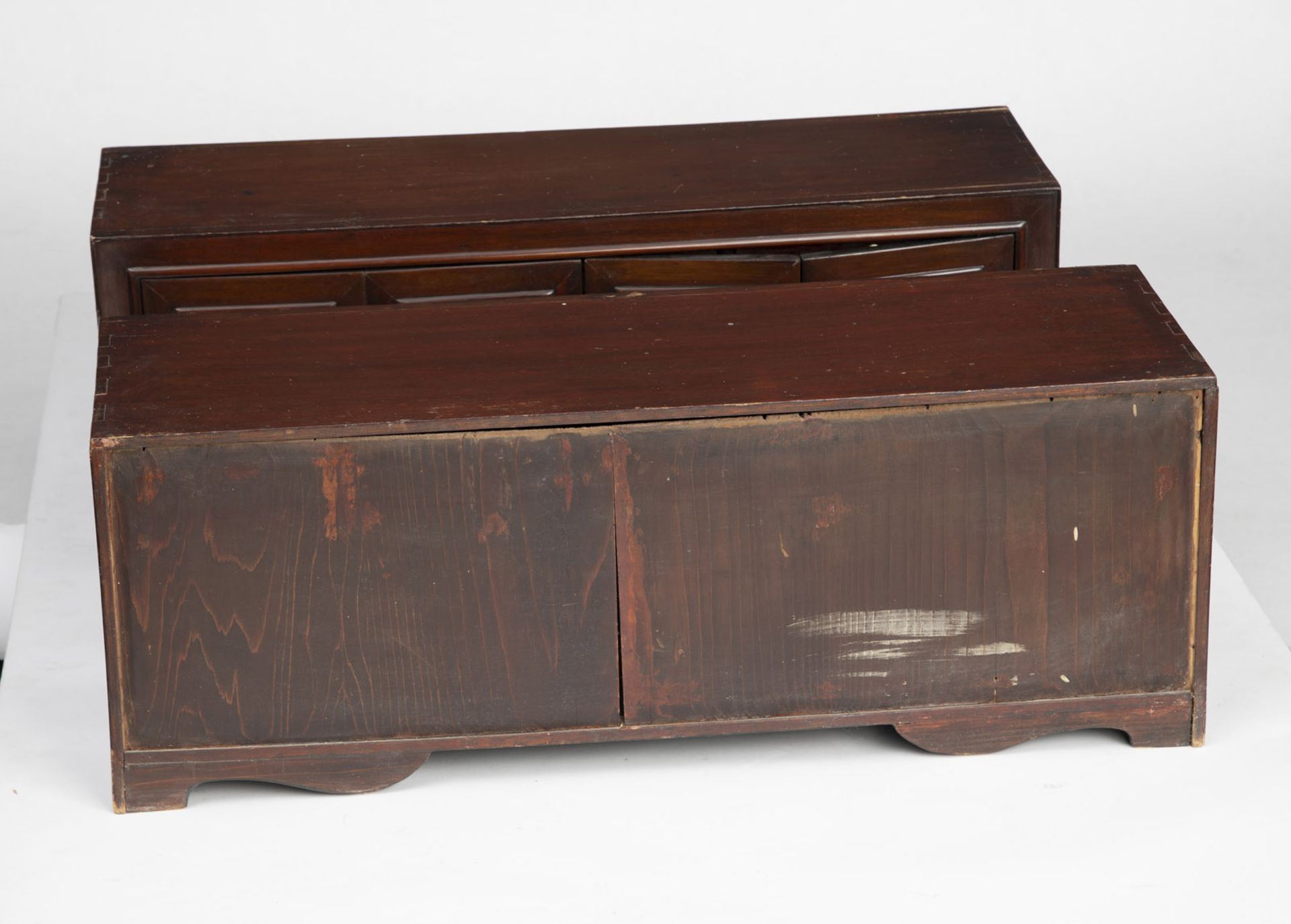 A PAIR OF FLAT WOODEN CUPBOARDS (MUNGAB), EACH WITH HINGED TWO-PARTS DOORS, INLAID WITH MARBLE PANE - Image 8 of 8