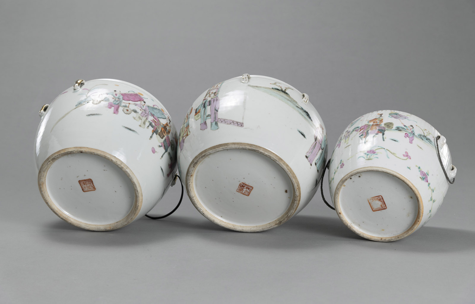 SIX 'FAMILLE ROSE' PORCELAIN JARS (ONE WITH COVER) WITH FIGURAL AND FLORAL DECORATION - Image 5 of 5