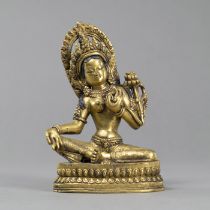Sitzende Tara aus Bronze feuervergoldet, graviert und mit Steinbesatz
