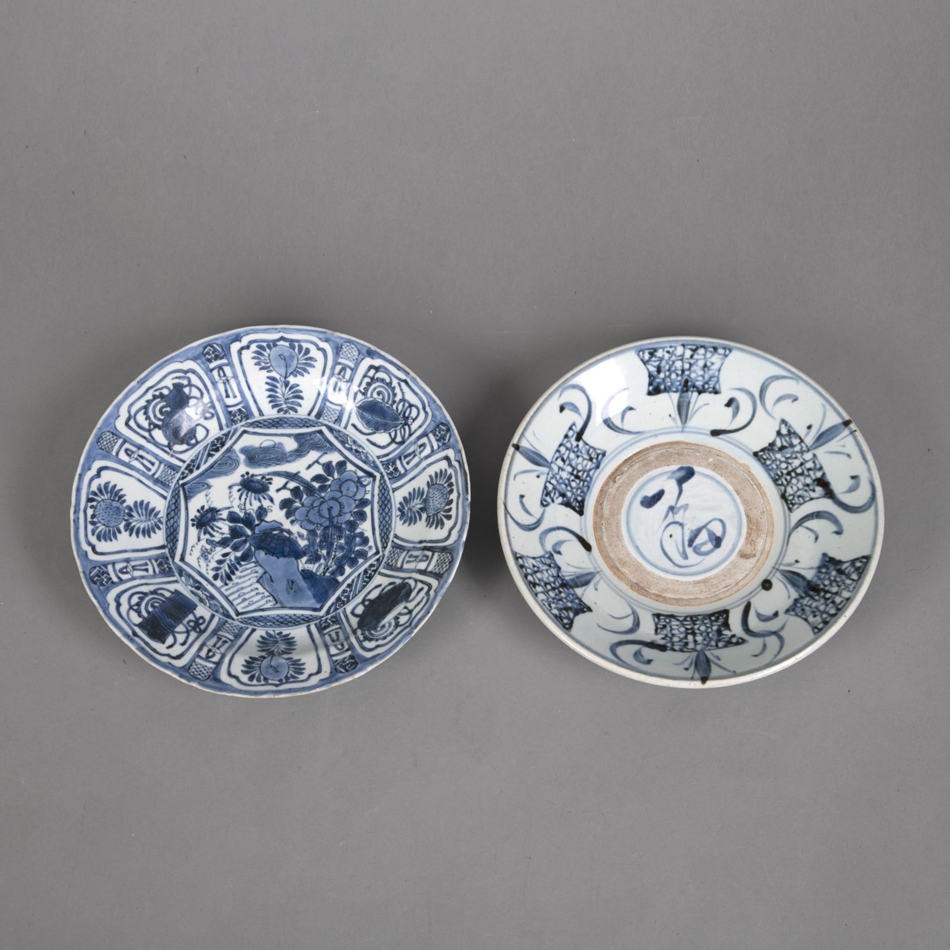 Kraak-Teller mit unterglasurblauem Floraldekor und Exportteller mit 'Fu'-Schriftzeichen