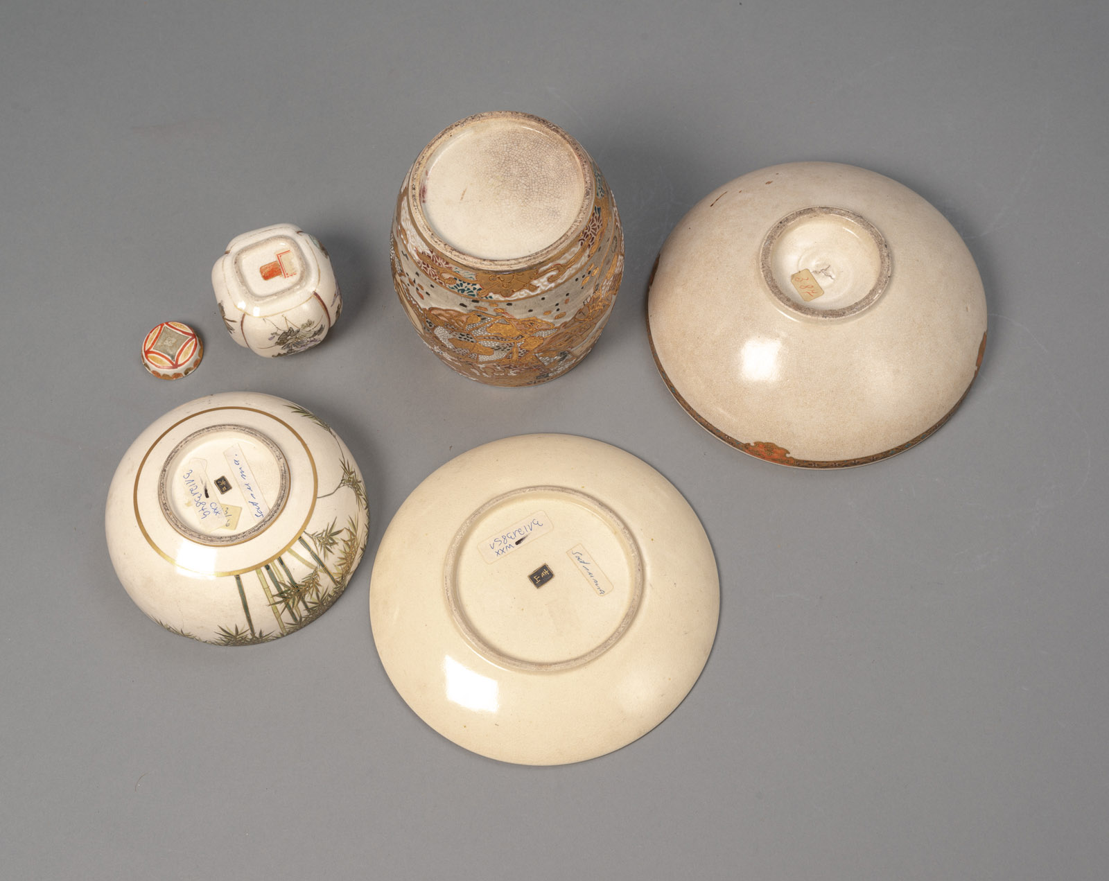 FÜNF SATSUMA STONEWARE: TWO BOWLS, A DISH, A VASE AND A SMALL LIDDED VASE - Image 3 of 3